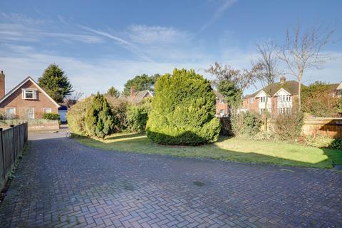 2 bedroom detached bungalow for sale, Westdene Crescent, Reading