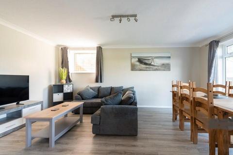 5 bedroom detached house to rent, Winston Gardens, Poole