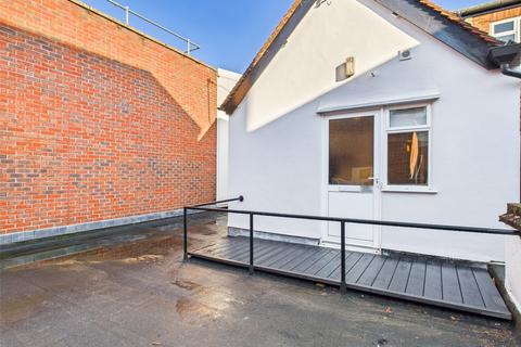 3 bedroom apartment to rent, High Street, Walton-On-Thames