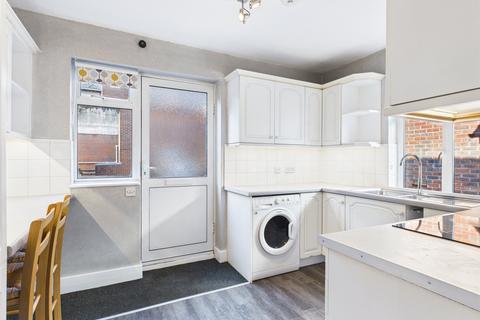3 bedroom apartment to rent, High Street, Walton-On-Thames