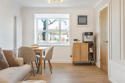 2 bedroom flat for sale, Lea Court, North Chingford