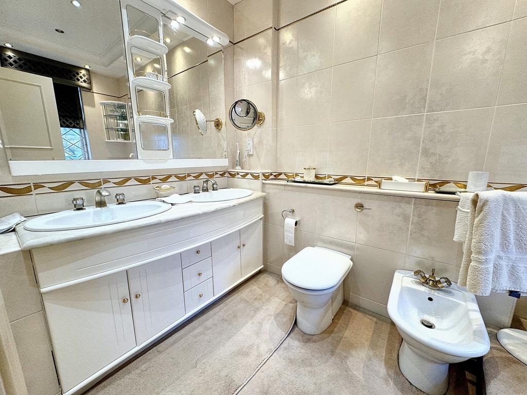 Master Bedroom En-suite