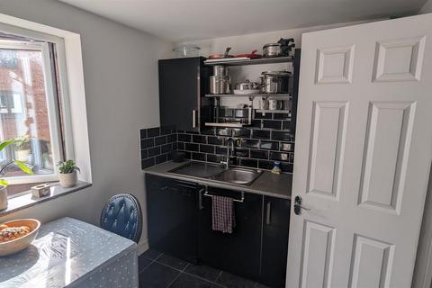 3 bedroom terraced house to rent, Monks Walk, Evesham