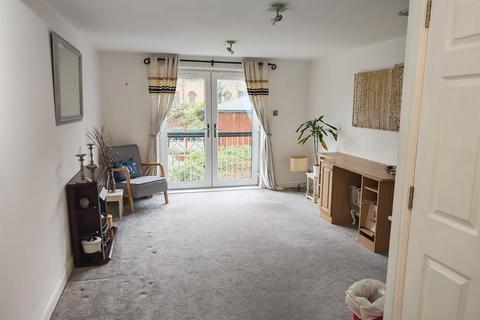 3 bedroom terraced house to rent, Monks Walk, Evesham
