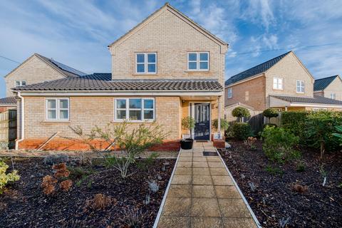 3 bedroom detached house for sale, Beccles Road, Bradwell