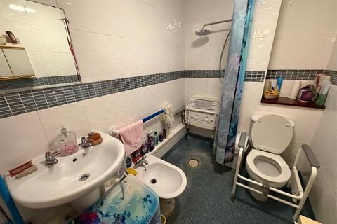 2 bedroom retirement property for sale, Sovereign Court, Magpie Hall Lane, Bromley
