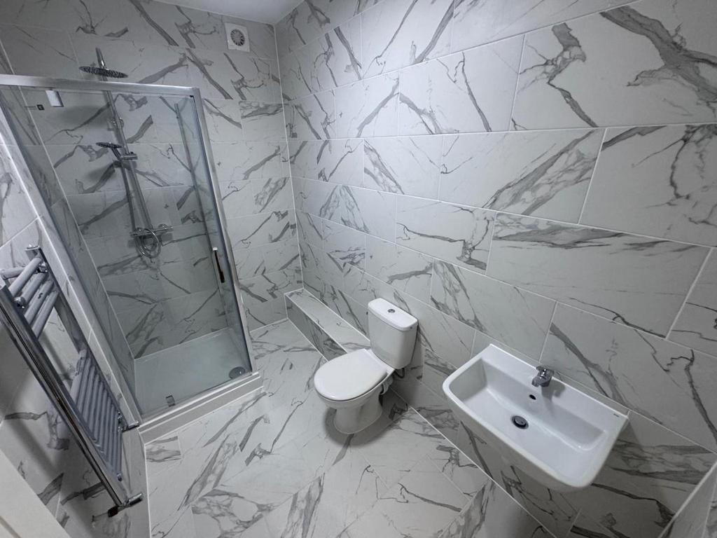 Bathroom Flat 4.jpg