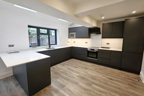 4 bedroom semi-detached house to rent, Walton-On-Thames