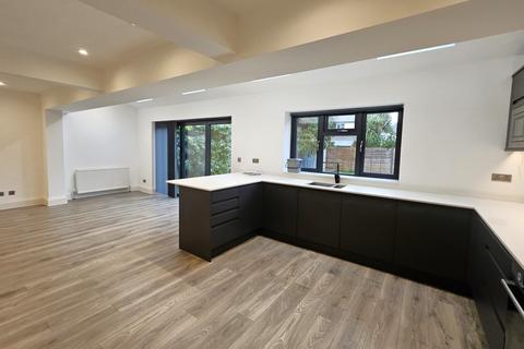 4 bedroom semi-detached house to rent, Walton-On-Thames