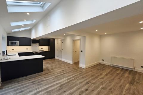 4 bedroom semi-detached house to rent, Walton-On-Thames