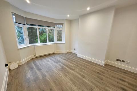 4 bedroom semi-detached house to rent, Walton-On-Thames