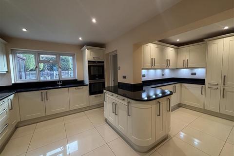 4 bedroom detached house to rent, Lyndhurst Close, Bracknell, Berkshire, RG12