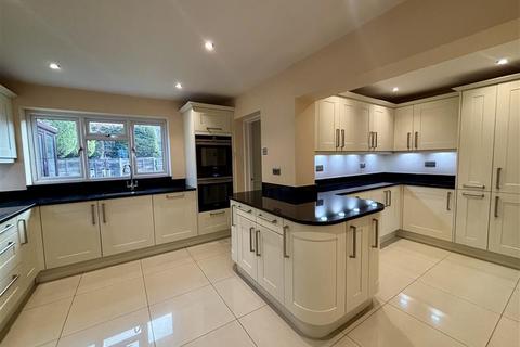 4 bedroom detached house to rent, Lyndhurst Close, Bracknell, Berkshire, RG12
