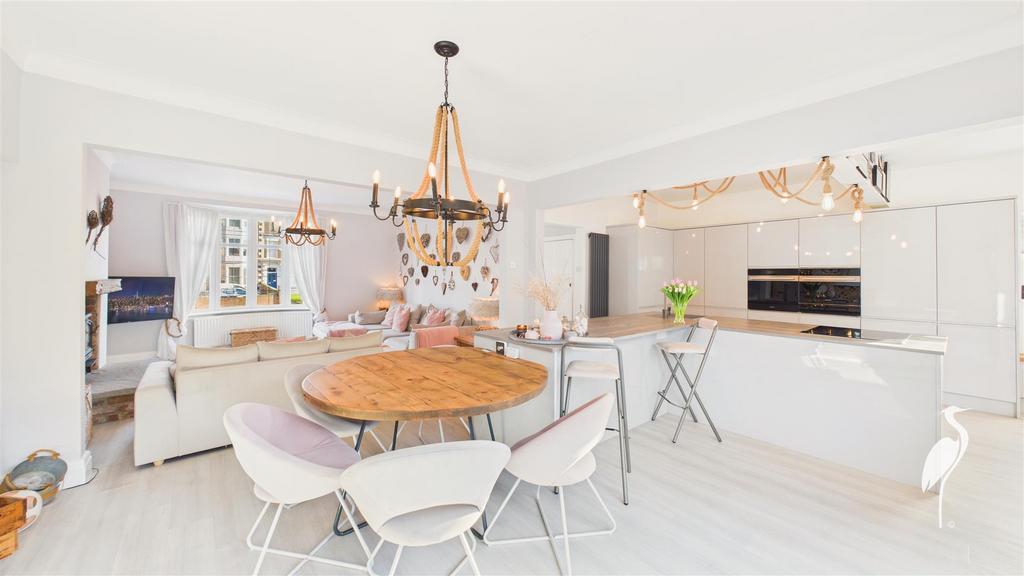 Open Plan Kitchen/Dining Area &amp; Snug