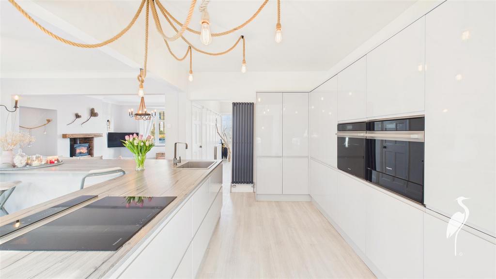 Open Plan Kitchen/Dining Area &amp; Snug