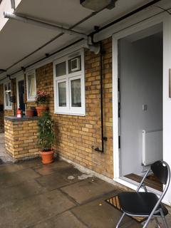 Studio to rent, Cambridge Heath Road, E1