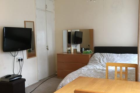 Studio to rent, Cambridge Heath Road, E1