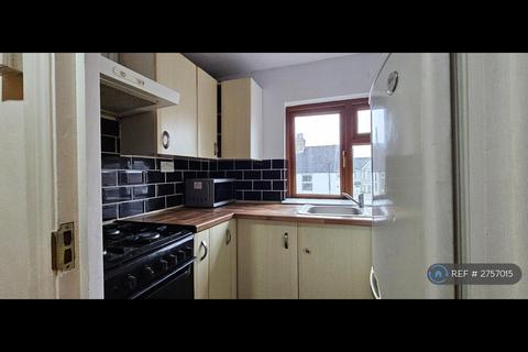2 bedroom flat to rent, Wedderburn Road, Barking, IG11