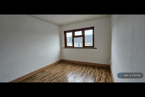 2 bedroom flat to rent, Wedderburn Road, Barking, IG11