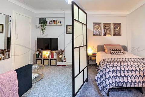 Studio to rent, Park West, Edgware Road, W2