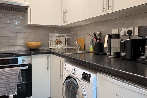 Studio to rent, Park West, Edgware Road, W2