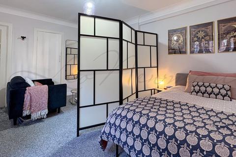 Studio to rent, Park West, Edgware Road, W2