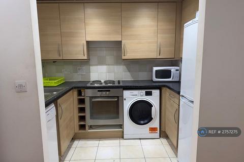 2 bedroom flat to rent, Berberis House, Feltham, TW13