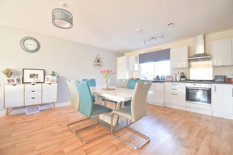 2 bedroom flat for sale, Alderson Grove, Hersham, Walton-on-Thames, KT12