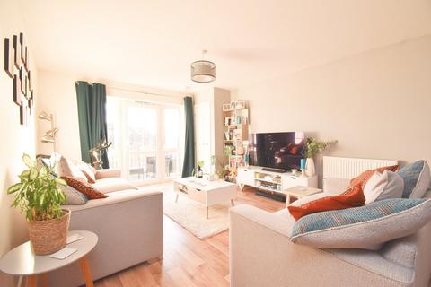 2 bedroom flat for sale, Alderson Grove, Hersham, Walton-on-Thames, KT12