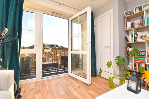 2 bedroom flat for sale, Alderson Grove, Hersham, Walton-on-Thames, KT12