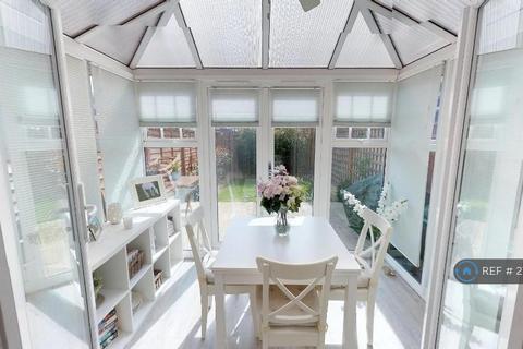 2 bedroom terraced house to rent, Nicholas Gardens, Slough, SL1