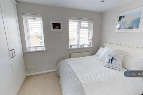 2 bedroom terraced house to rent, Nicholas Gardens, Slough, SL1