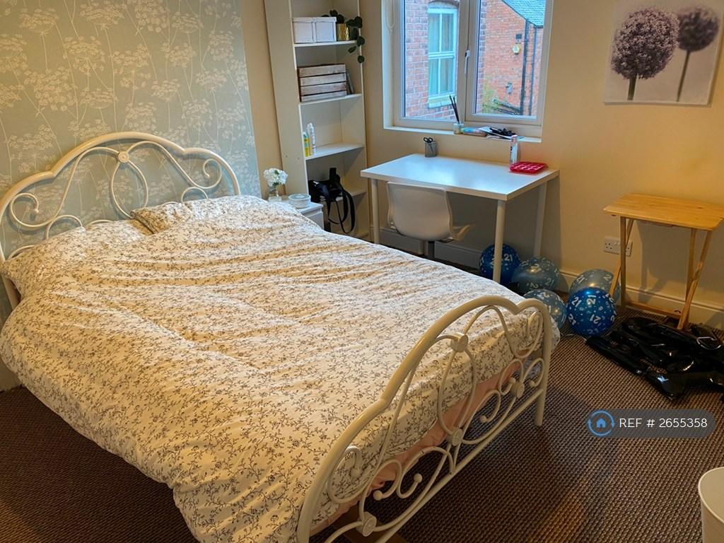 Bedroom 4 (1st Floor Middle)
