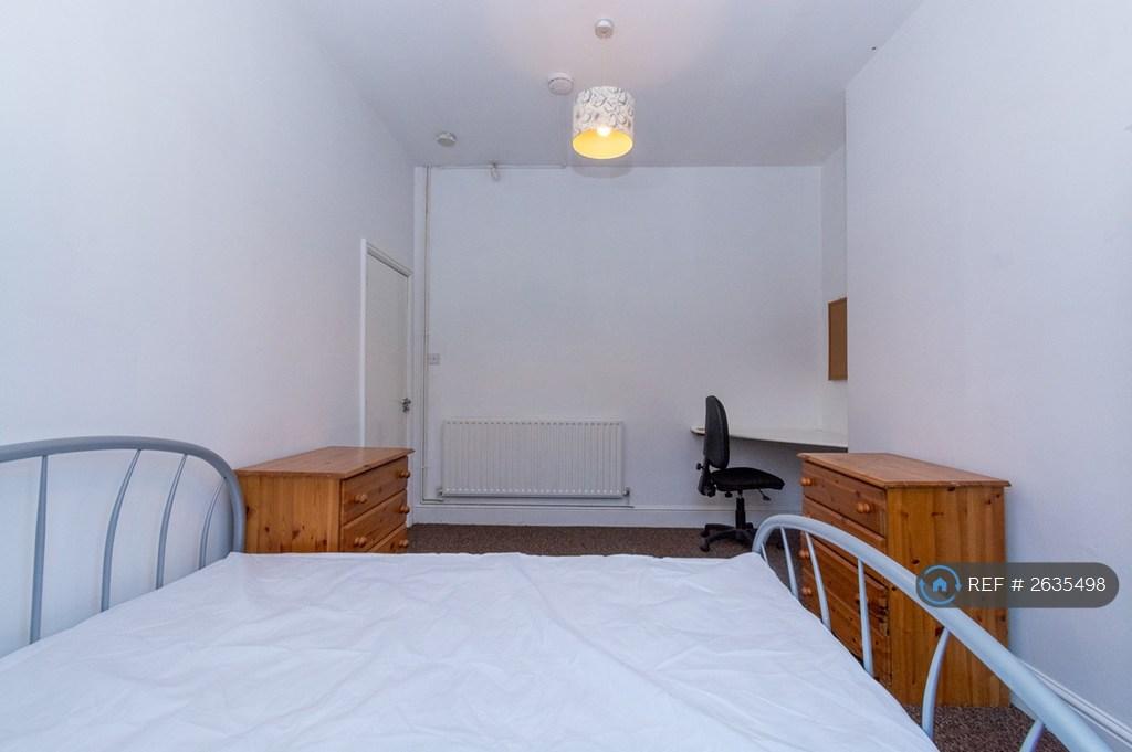 R1 Large Double Front Bedroom Ground Floor