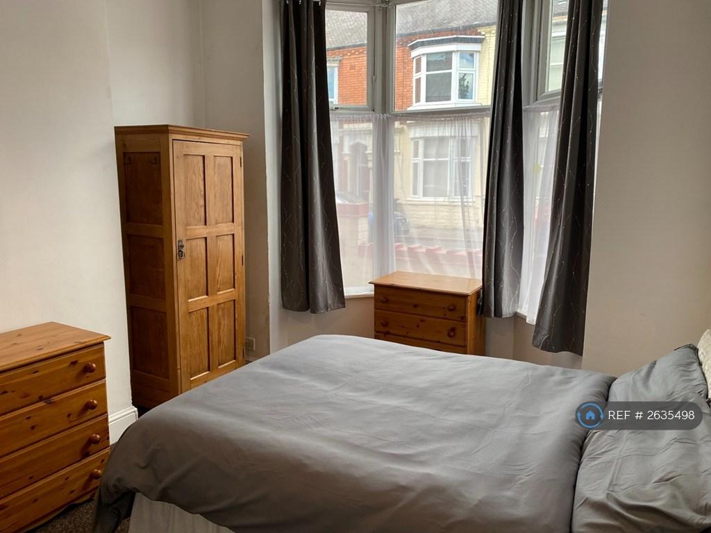 R1 Large Double Front Bedroom (Ground Floor)