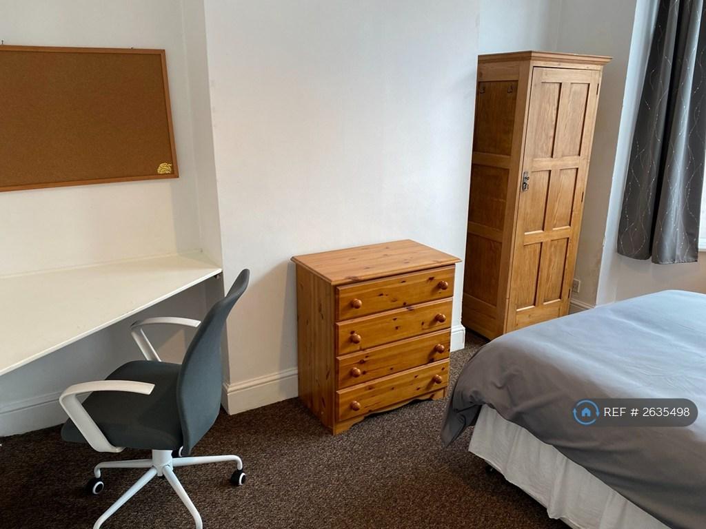 R1 Large Double Front Bedroom (Ground Floor)