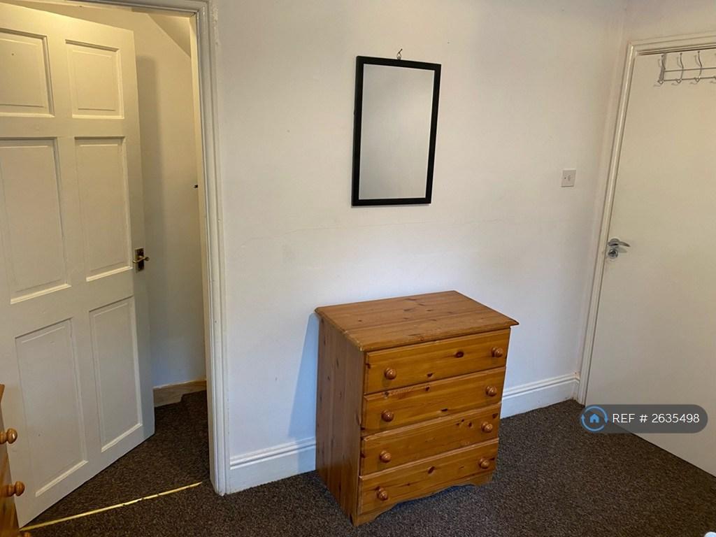 R2 With Walk In Wardrobe