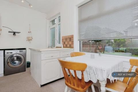 1 bedroom in a house share to rent, Criccieth Road, Stockport, SK3