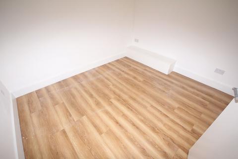 2 bedroom flat to rent, 6A Lees Road, Uxbridge, UB8