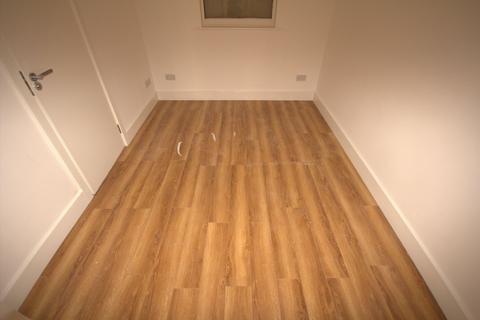 2 bedroom flat to rent, 6A Lees Road, Uxbridge, UB8
