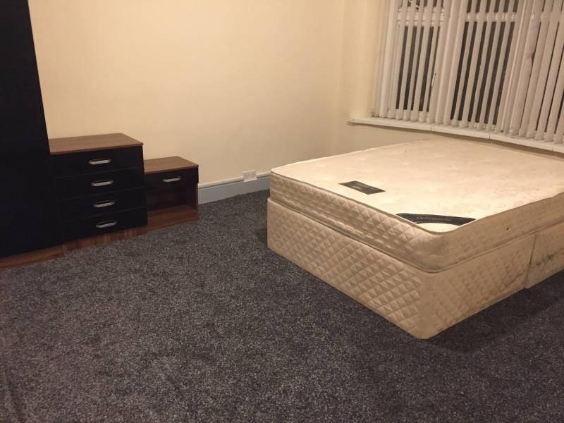 Bright double bedroom with a comfortable divan-...