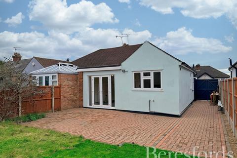 2 bedroom bungalow for sale, Central Drive, Hornchurch, RM12