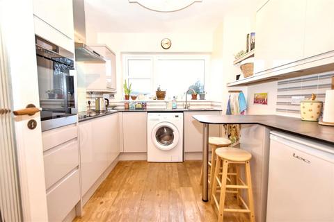 2 bedroom flat for sale, Cliff Road, Eastbourne