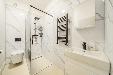 2 bedroom flat for sale, Turle Road, London N4