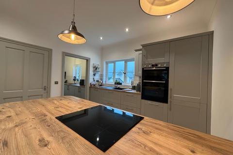 3 bedroom detached bungalow for sale, Llys Pencrug, Llandeilo, SA19 6RX