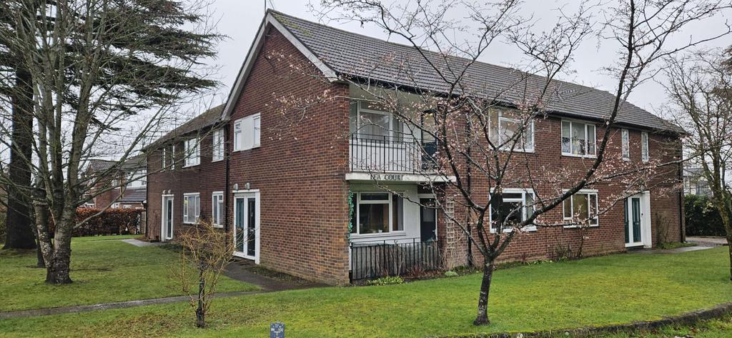 2 Bed Maisonette on Ox Lane. Available Now.