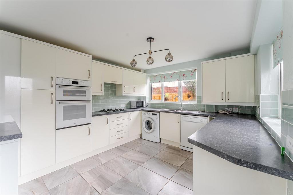 31 Heathgate, Yatton, BS49 4 DY 13.jpg