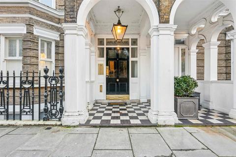 Studio to rent, Airlie Gardens, London, W8