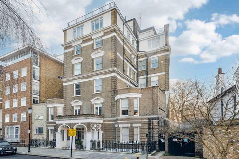 Studio to rent, Airlie Gardens, London, W8