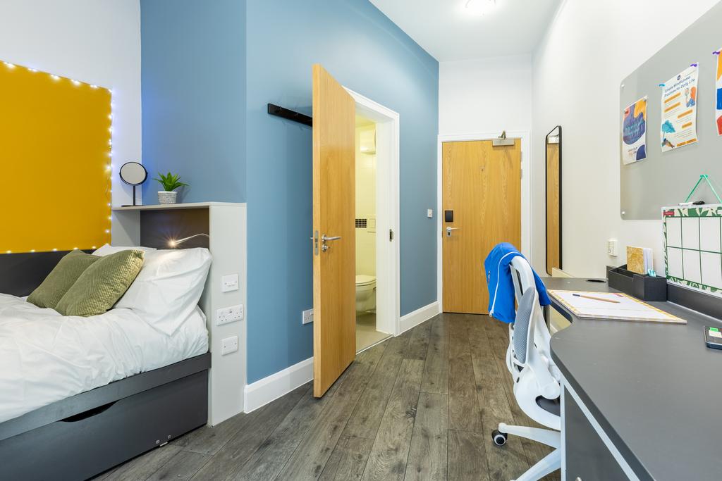 Standard En Suite (11).jpg